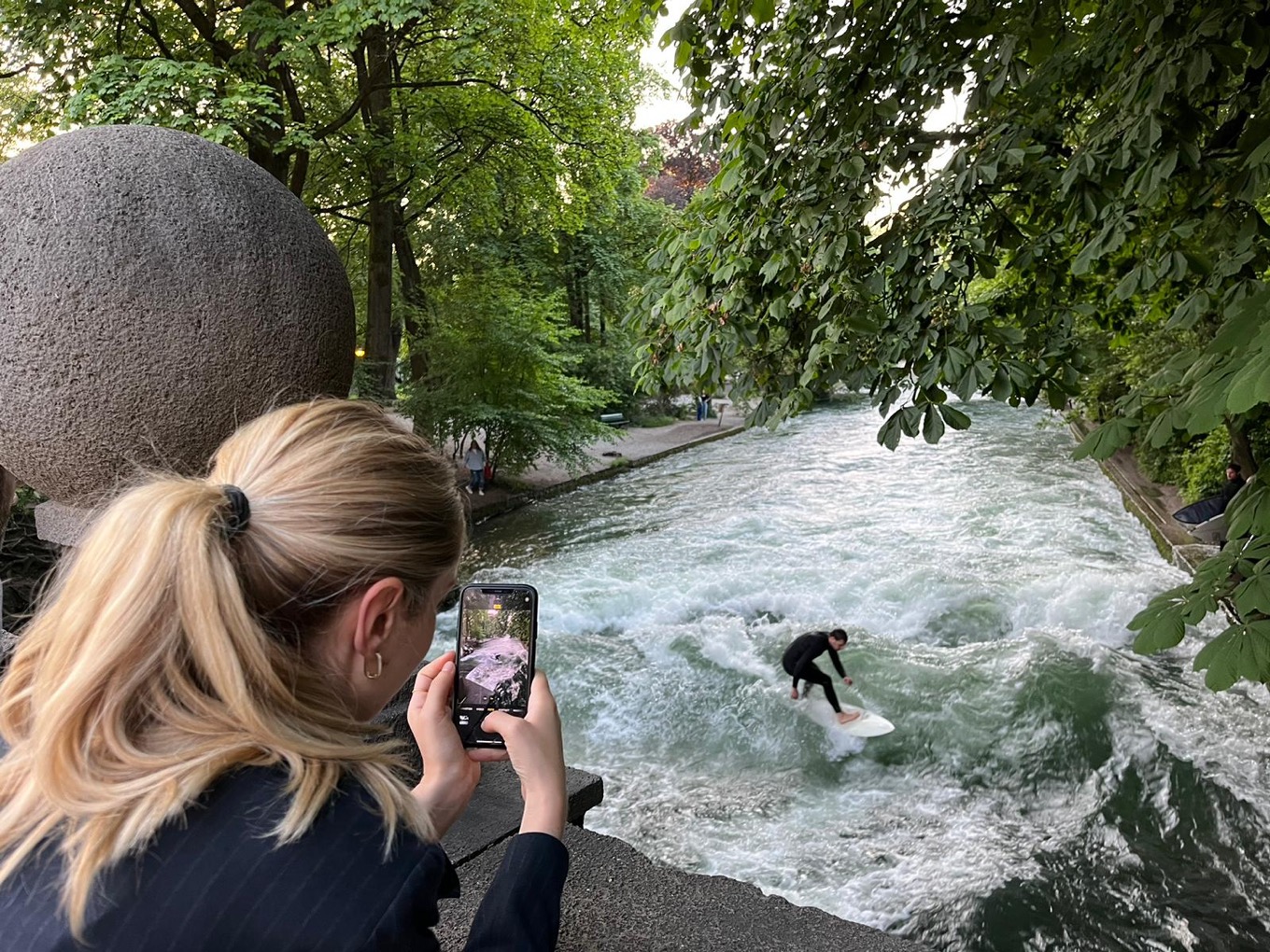 Trainee Annelies fotografiert Surfer