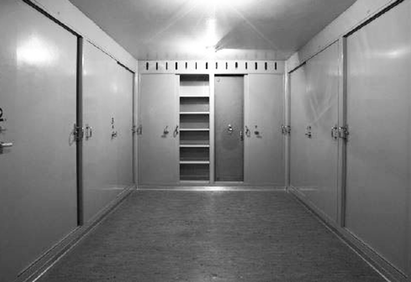 Coffres du chalet dans le réduit, sous surveillance militaire. Jusqu’à 115 tonnes de marchandises y étaient stockées.