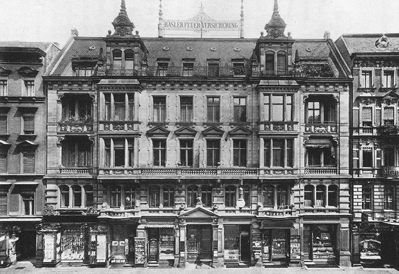 Le siège de la Bâloise Incendie à Berlin, construit entre 1891 et 1893. Aujourd’hui encore, un basilic trône au-dessus de son entrée.