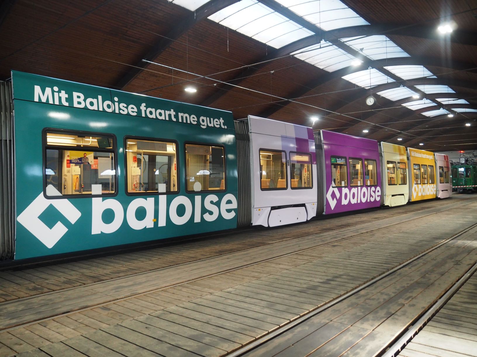 Un tram aux couleurs de la marque Baloise.
