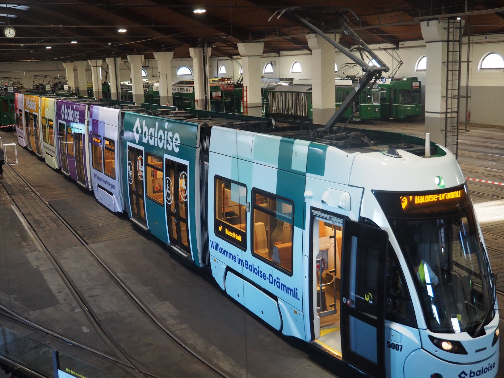 Un tram aux couleurs de la marque Baloise.