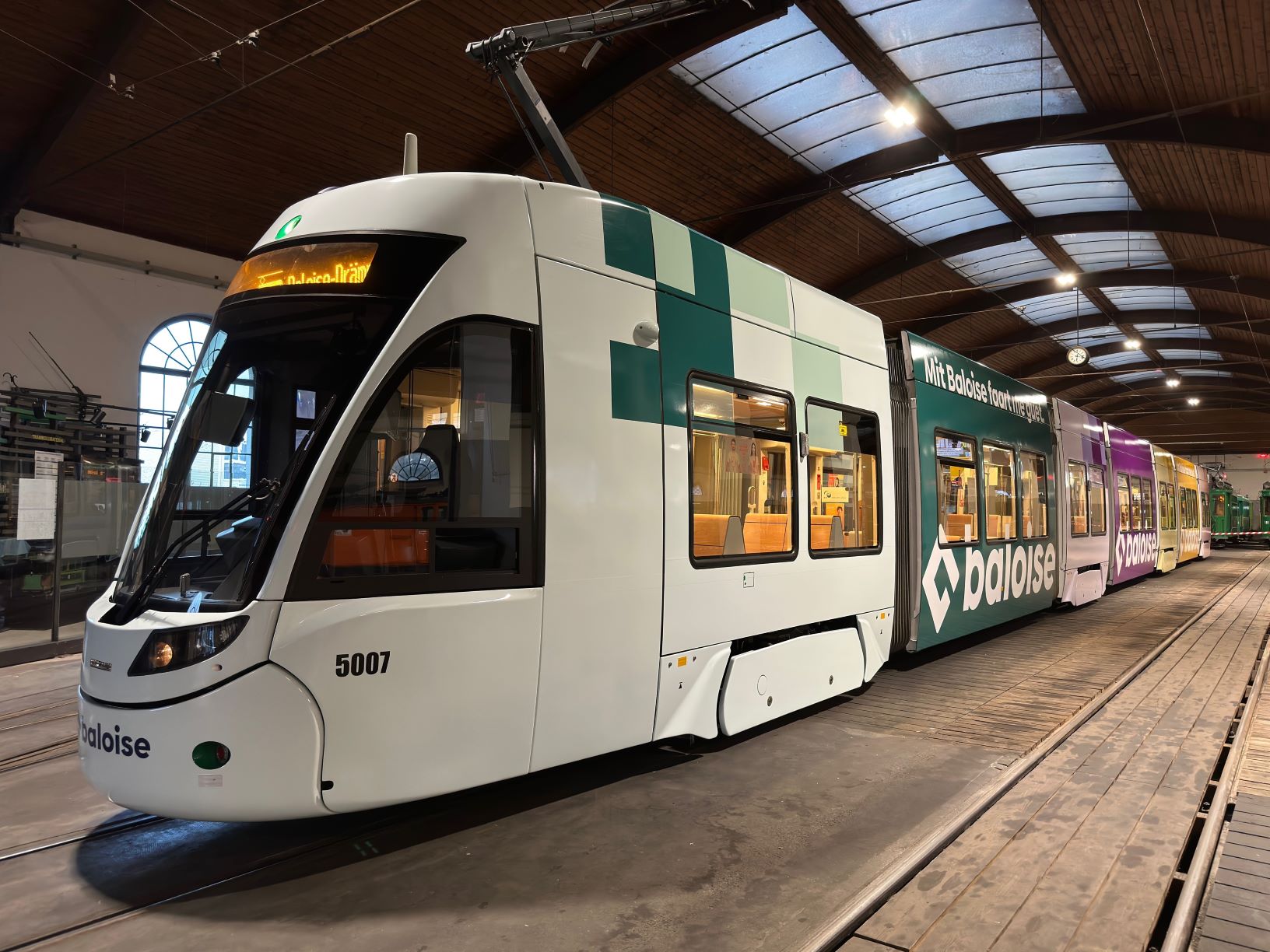 Un tram aux couleurs de la marque Baloise.