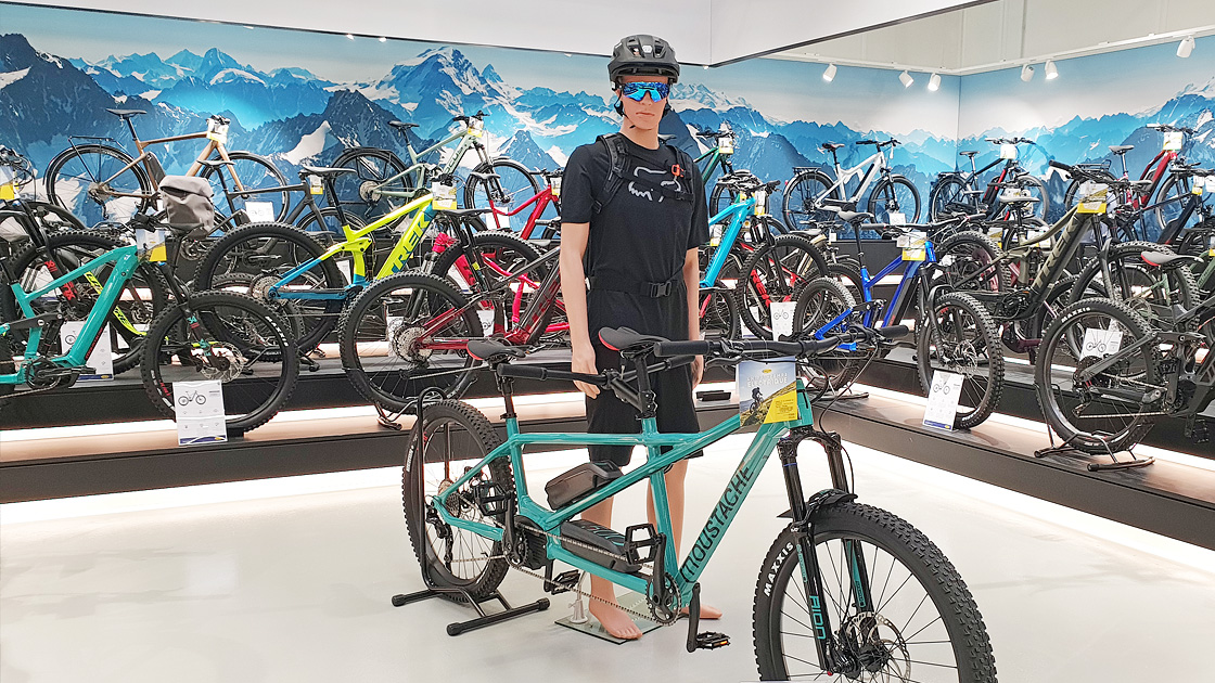 Da city bike a mountain bike fino a tandem elettrici; nel negozio di Montagny-près-Yverdon sono esposte circa 70 e bike.